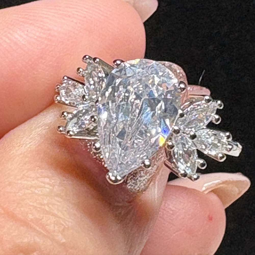 NWT Elegant pear shaped Ring-Costume
